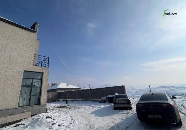 Երկու հարկանի տուն Մինսկի փողոցում Նոր Նորքում, 220 ք.մ., 2 սանհանգույց, մասնակի վերանորոգում