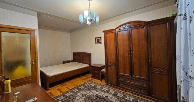 3 սենյականոց բնակարան Արտեմ Միկոյան փողոցում, 80 ք.մ., 3/5 հարկ, կապիտալ վերանորոգված, քարե շենք