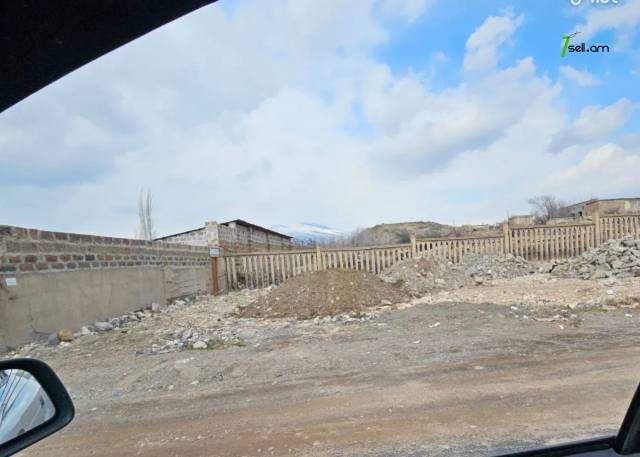 Հողատարածք ընդհանուր օգտագործման Եղվարդում, 18,300 ք.մ.