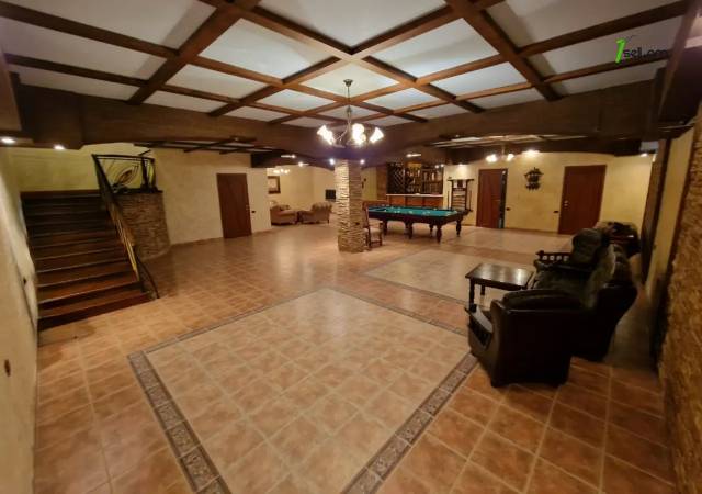 Երեք հարկանի քարե տուն, Ձոր 1 թաղամաս Դավիթաշենում, 800 ք.մ., 3+ սանհանգույց, կապիտալ վերանորոգված