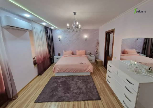 Երեք հարկանի քարե տուն, Նորք-Մարաշ վարչական շրջան Նորք Մարաշում, 300 ք.մ., 3+ սանհանգույց