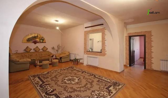 Մեկ հարկանի քարե տուն Աղասի փողոցում Քանաքեռ Զեյթունում, 400 ք.մ., եվրովերանորոգված