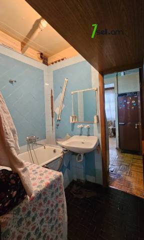 2 սենյականոց բնակարան Կուրղինյան փողոցում, 65 ք.մ., 2/5 հարկ, մասնակի վերանորոգում, քարե շենք