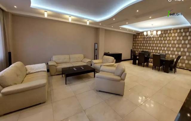 6 սենյականոց բնակարան Հանրապետության փողոցում, 230 ք.մ., նախավերջին հարկ, 3+ սանհանգույց