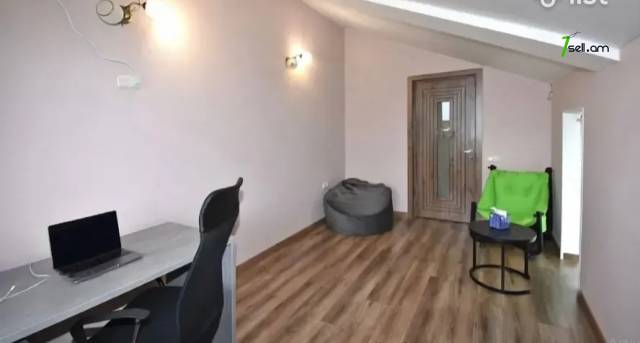 Երկու հարկանի քարե տուն, Վահագնի Թաղամաս Աջափնյակում, 270 ք.մ., 3+ սանհանգույց