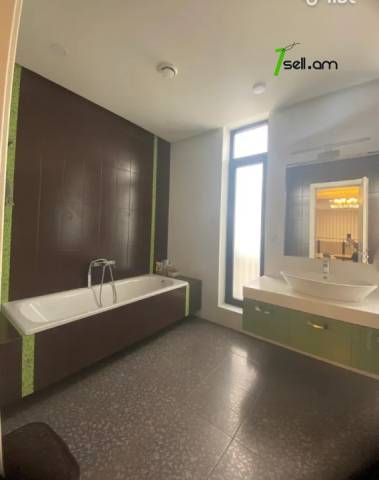 Երեք հարկանի տուն Մարշալ Բաբաջանյան փողոցում Ավանում, 715 քմ, 3+ սանհանգույց