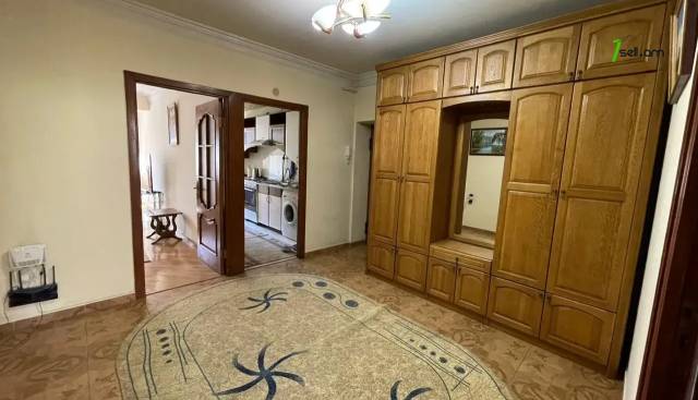 3 սենյականոց բնակարան Վահրամ Փափազյան փողոցում, 88 ք.մ., կապիտալ վերանորոգված, քարե շենք