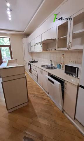 3 սենյականոց բնակարան Սայաթ-Նովայի պողոտայում, 105 քմ, 2/5 հարկ, 2 սանհանգույց, մի քանի պատշգամբ