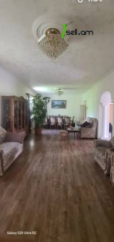 Երկու հարկանի տուն Կնունյանց փողոցում Եղվարդում, 300 քմ, 3+ սանհանգույց, կապիտալ վերանորոգված