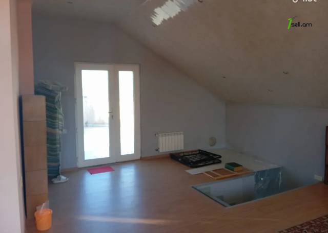 Երեք հարկանի տուն Բագրևանդի փողոցում Նոր Նորքում, 320 քմ, 2 սանհանգույց, կապիտալ վերանորոգված