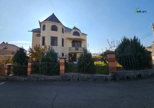 Երեք հարկանի քարե տուն Դավիթ Բեկի փողոցում Նոր Նորքում, 895 ք.մ., 3+ սանհանգույց