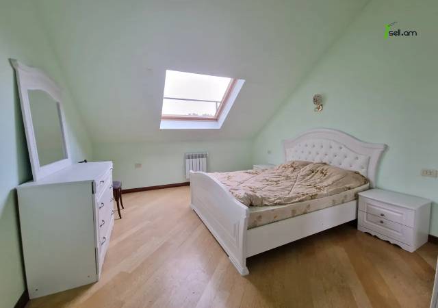 3 սենյականոց բնակարան Մոսկովյան փողոցում, 120 ք.մ., 2 սանհանգույց, բարձր առաստաղներ