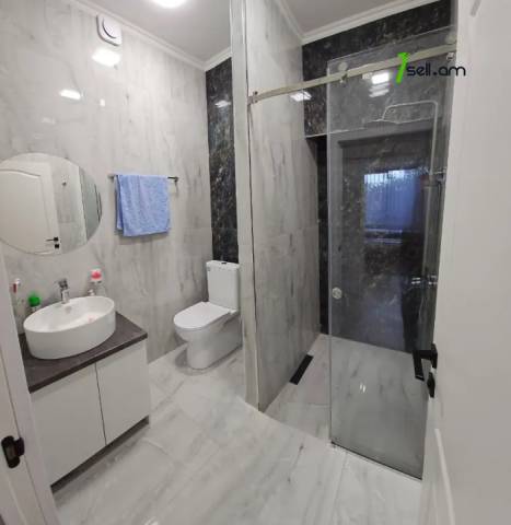 Երեք հարկանի քարե տուն Զաքարիա Քանաքեռցու փողոցում Քանաքեռ Զեյթունում, 250 քմ, 3+ սանհանգույց