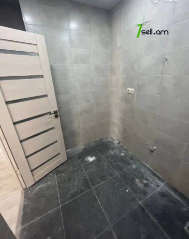 3 սենյականոց բնակարան նորակառույց շենքում Արամ Խաչատրյան փողոցում, 93 ք.մ., բարձր առաստաղներ