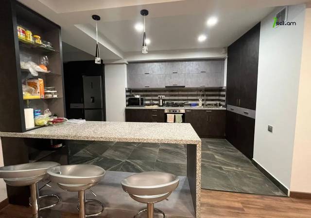 4 սենյականոց բնակարան Մեսրոպ Մաշտոցի պողոտայում, 130 քմ, 5/14 հարկ, 2 սանհանգույց, մի քանի պատշգամբ