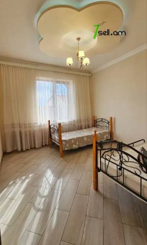 Երկու հարկանի քարե տուն, Գ-1 թաղամաս Աջափնյակում, 880 ք.մ., 2 սանհանգույց, կապիտալ վերանորոգված