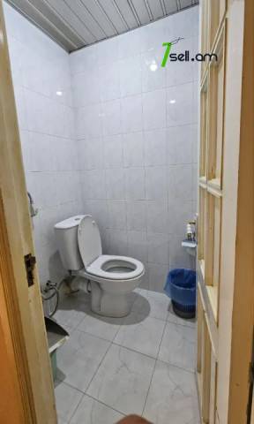 2 սենյականոց բնակարան Մոսկովյան փողոցում, 65 ք.մ., նախավերջին հարկ, կապիտալ վերանորոգված, քարե շենք