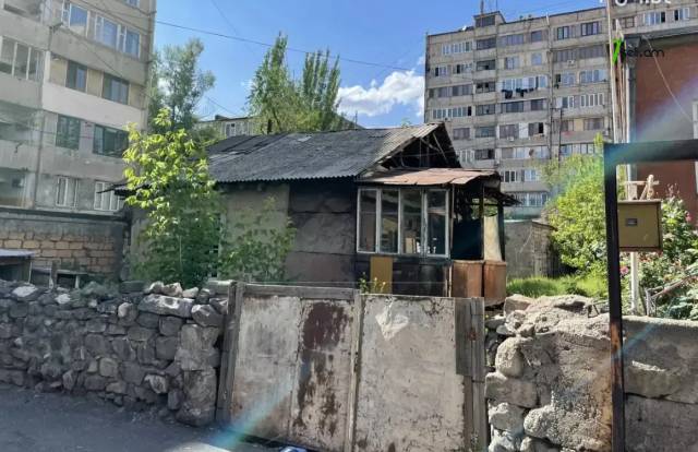 Հողատարածք բնակելի շինությունների համար Արամ Խաչատրյանի փողոցում Արաբկիրում, 442 ք.մ.