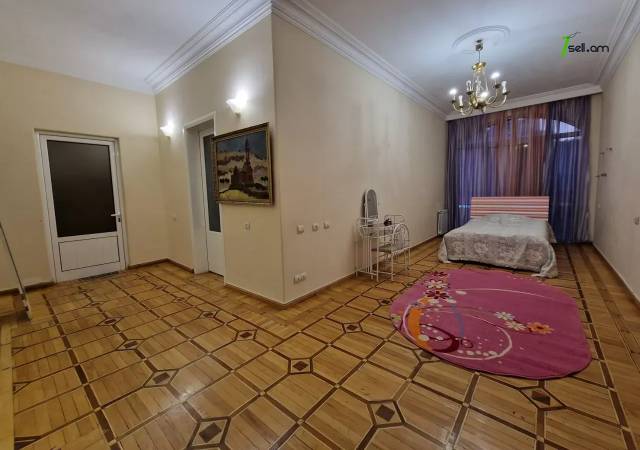 Երեք հարկանի քարե տուն Պարոնյան փողոցում կենտրոնում, 550 քմ, 3+ սանհանգույց, եվրովերանորոգված