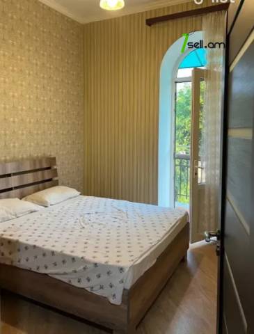 4 սենյականոց բնակարան Պարոնյան փողոցում, 105 քմ, 3/5 հարկ, 2 սանհանգույց, բարձր առաստաղներ