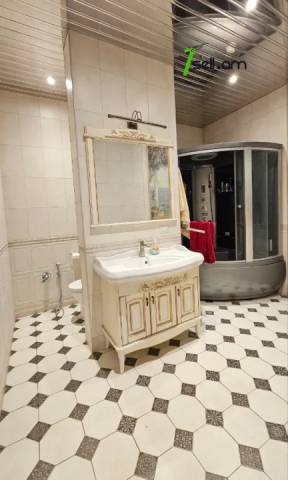 Երեք հարկանի քարե տուն Մոլդովական փողոցում Նոր Նորքում, 1240 քմ, 3+ սանհանգույց