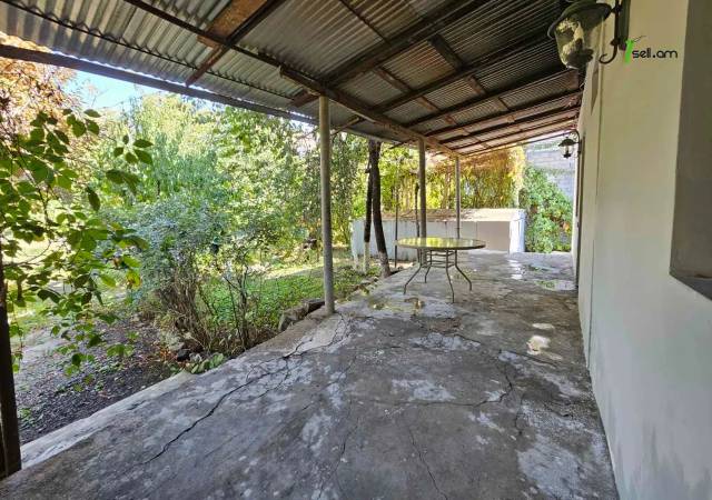 Մեկ հարկանի քարե տուն Գյուլբենկյան փողոցում Արաբկիրում, 900 ք.մ., 2 սանհանգույց, եվրովերանորոգված