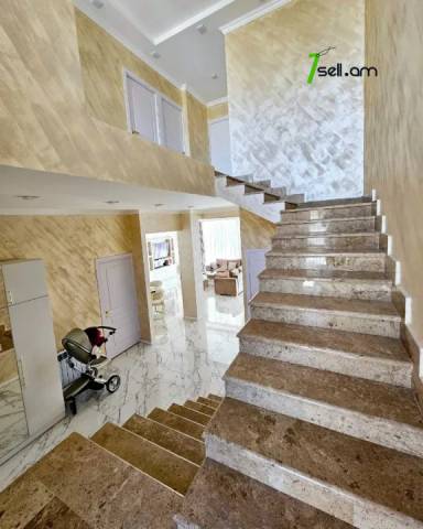 Երկու հարկանի տուն Մհեր Մկրտչյան փողոցում Ավանում, 580 ք.մ., 3+ սանհանգույց, կապիտալ վերանորոգված