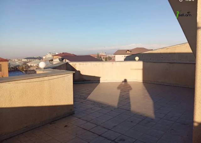 Երեք հարկանի տուն Բագրևանդի փողոցում Նոր Նորքում, 320 քմ, 2 սանհանգույց, կապիտալ վերանորոգված