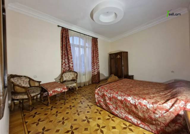 Երեք հարկանի քարե տուն Պարոնյան փողոցում կենտրոնում, 550 քմ, 3+ սանհանգույց, եվրովերանորոգված