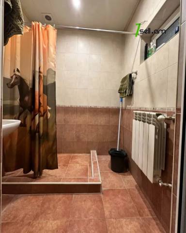 2 սենյականոց բնակարան Մաշտոցի պողոտայում, 60 ք.մ., բարձր առաստաղներ, 2/5 հարկ, կոսմետիկ վերանորոգում