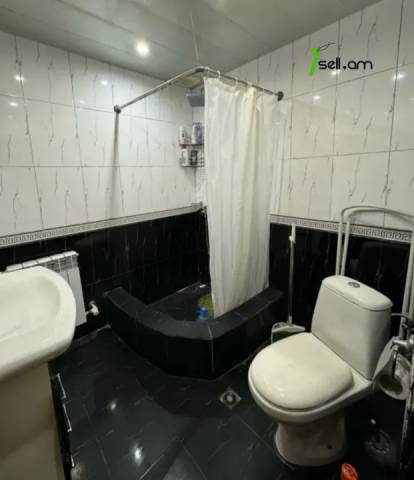 Մեկ հարկանի քարե տուն Ադանայի փողոցում կենտրոնում, 80 քմ, եվրովերանորոգված