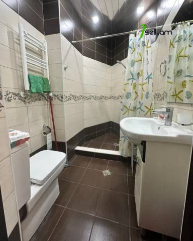 3 սենյականոց բնակարան նորակառույց շենքում Չարենցի փողոցում, 90 ք.մ., 2 սանհանգույց, բարձր առաստաղներ