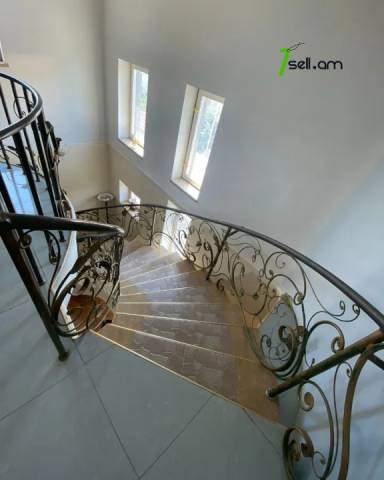 Երկու հարկանի քարե տուն Արաբկիրի 33-րդ փողոցում Արաբկիրում, 150 ք.մ., 3+ սանհանգույց