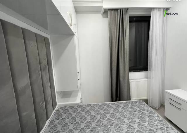 3 սենյականոց բնակարան նորակառույց շենքում Հանրապետության փողոցում, 55 ք.մ., բարձր առաստաղներ