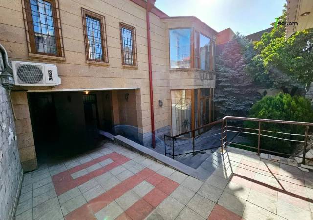 Երկու հարկանի քարե տուն Սևաստոպոլյան փողոցում Արաբկիրում, 572 ք.մ., 3+ սանհանգույց