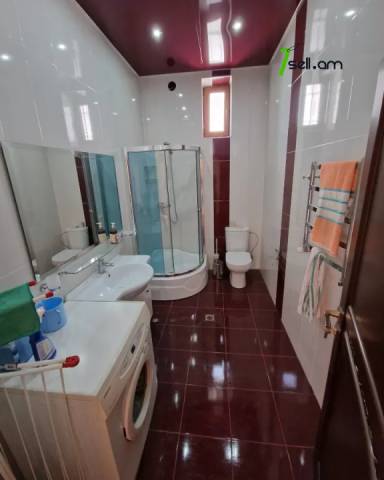 Երկու հարկանի քարե տուն Նուբարաշենի 4-րդ փողոցում Նուբարաշենում, 800 ք.մ., 3+ սանհանգույց