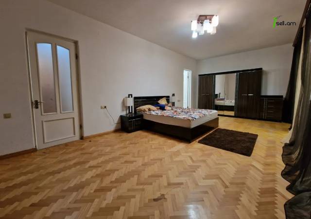 Երկու հարկանի քարե տուն Դավիթ Բեկի փողոցում Էրեբունիում, 650 քմ, 3+ սանհանգույց, եվրովերանորոգված