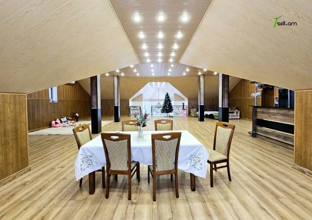 Երեք հարկանի քարե տուն Բագրևանդի փողոցում Նոր Նորքում, 1560 ք.մ., 3+ սանհանգույց