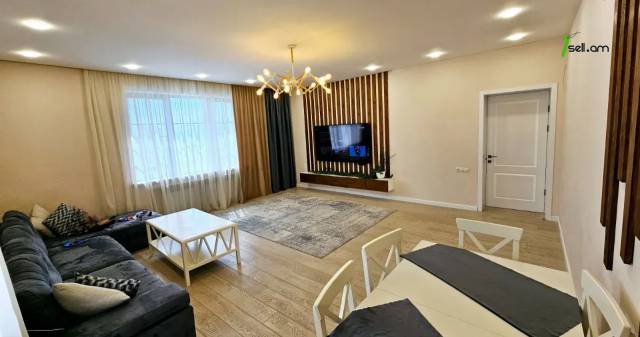 Երկու հարկանի տուն Դավիթ Բեկի փողոցում Էրեբունիում, 1400 քմ, կապիտալ վերանորոգված