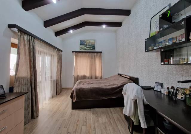 Երեք հարկանի քարե տուն Կարապետյան փողոցում Աջափնյակում, 470 ք.մ., 3+ սանհանգույց