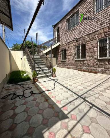 Երկու հարկանի քարե տուն Նոր Արեշի 22-րդ փողոցում Էրեբունիում, 140 քմ, 2 սանհանգույց