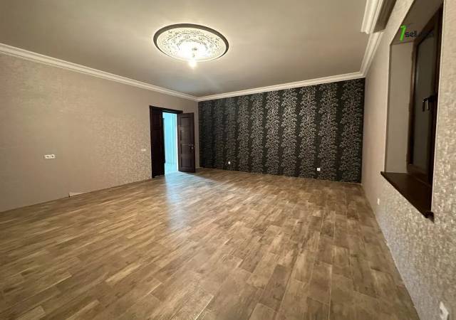 Երեք հարկանի քարե տուն 1-ին փողոցում Զովունիում, 800 ք.մ., 3+ սանհանգույց, կապիտալ վերանորոգված