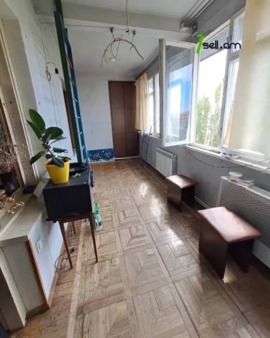 3 սենյականոց բնակարան Բարբյուսի փողոցում, 94 ք.մ., մի քանի պատշգամբ, քարե շենք