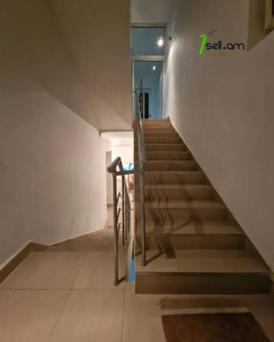 Երկու հարկանի քարե տուն Դավիթ Բեկի փողոցում Էրեբունիում, 650 քմ, 3+ սանհանգույց, եվրովերանորոգված
