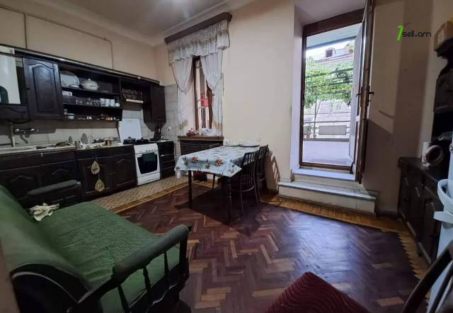 4 սենյականոց բնակարան Զարոբյան փողոցում, 162 ք.մ., նախավերջին հարկ, քարե շենք