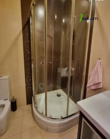 Երեք հարկանի քարե տուն, Գ-1 թաղամաս Աջափնյակում, 370 ք.մ., 2 սանհանգույց, կապիտալ վերանորոգված