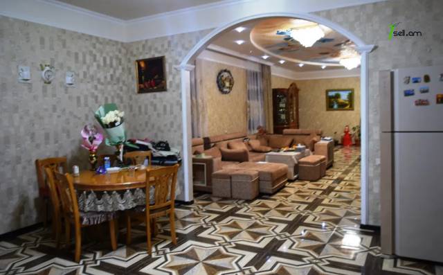 Երկու հարկանի քարե տուն 13-րդ փողոցում Գյումրիում, 716 քմ, 3+ սանհանգույց