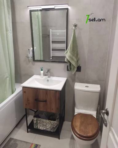 2 սենյականոց բնակարան Արամ Խաչատրյանի փողոցում, 56 ք.մ., նախավերջին հարկ, եվրովերանորոգված