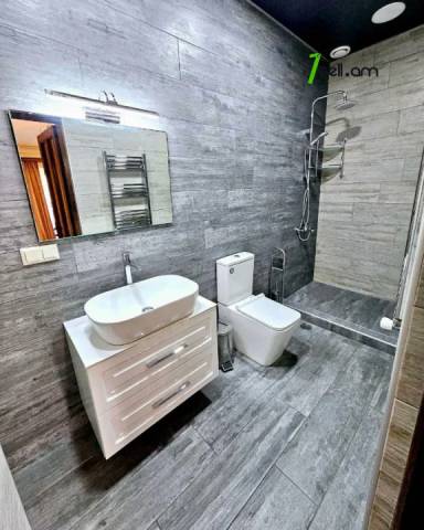 Երկու հարկանի քարե տուն Քաջազնունու փողոցում կենտրոնում, 750 ք.մ., 3+ սանհանգույց