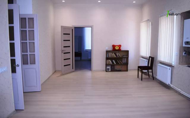 4 սենյականոց բնակարան Ռուսթավելի փողոցում, 100 ք.մ., 2/2 հարկ, 2 սանհանգույց, կապիտալ վերանորոգված